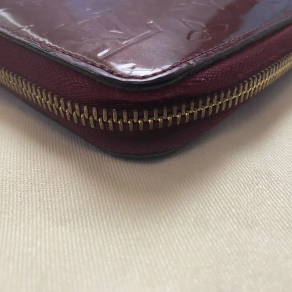 Louis Vuitton Monogram Vernis Zippy Wallet in the color Amarante - Picture 3 of 11